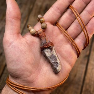 Naturstein Anhänger Halskette | Der Stein wurde in den Alpen gefunden.