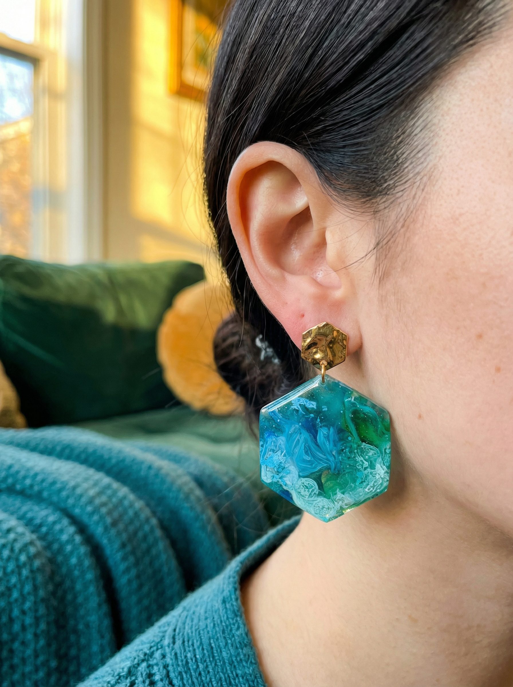 Handgefertigte Harz Sechskant Ohrringe, Fluid Art Statement Schmuck – Bild 2