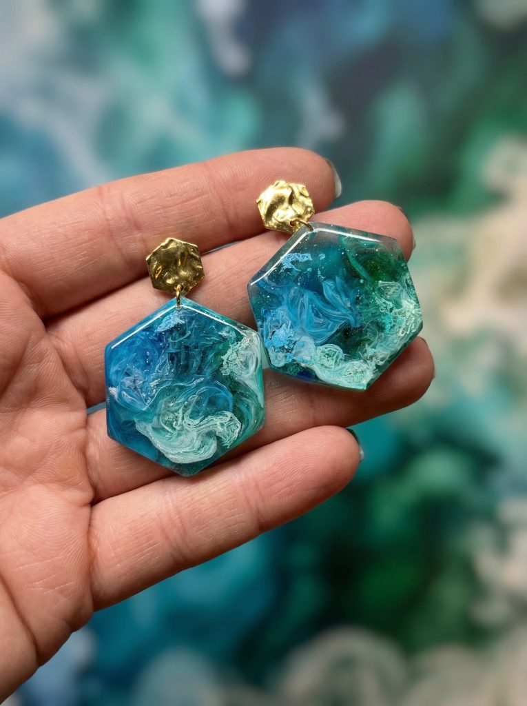 Handgefertigte Harz Sechskant Ohrringe, Fluid Art Statement Schmuck