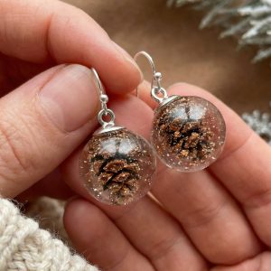 Kiefernzapfen-Ohrringe aus Harz