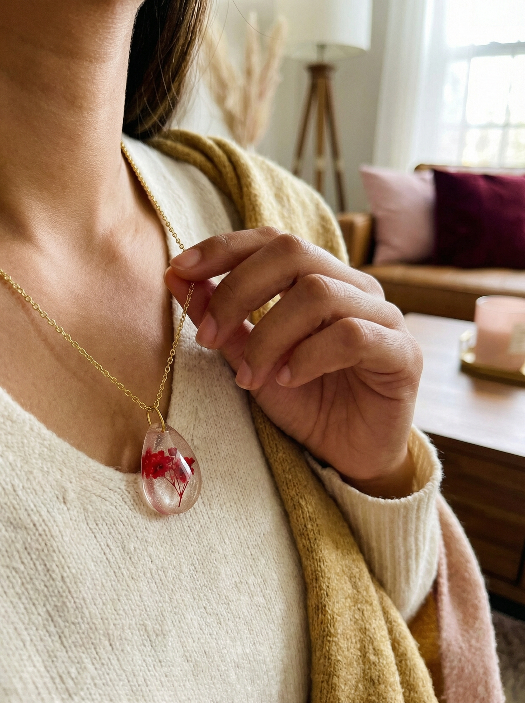 Halskette mit echten Blumen | Tropfenförmiger Anhänger an goldfarbener Kette – Bild 2