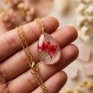 Halskette mit echten Blumen | Tropfenförmiger Anhänger an goldfarbener Kette