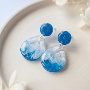 Handgefertigte Epoxidharz-Ohrringe in Tropfenform