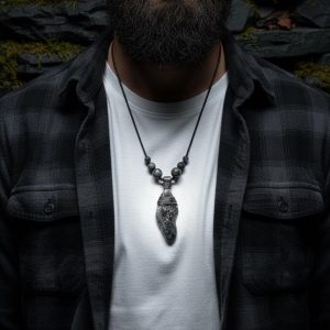 Naturstein Anhänger Halskette Schwarz | Der Stein wurde in den Alpen gefunden.