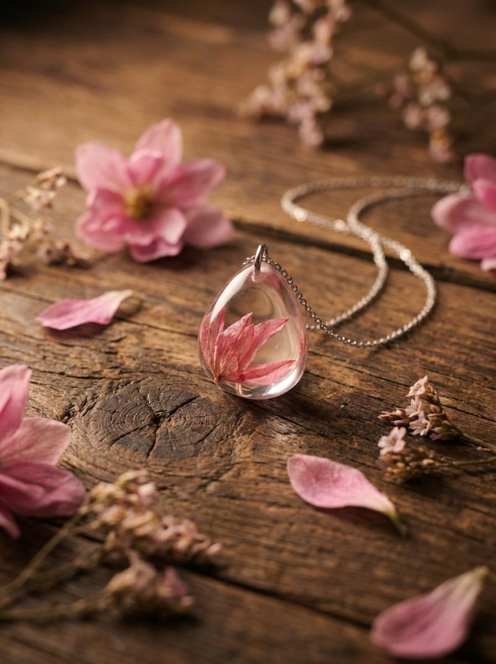 Botanische Resin-Halskette mit Anhänger – Bild 3