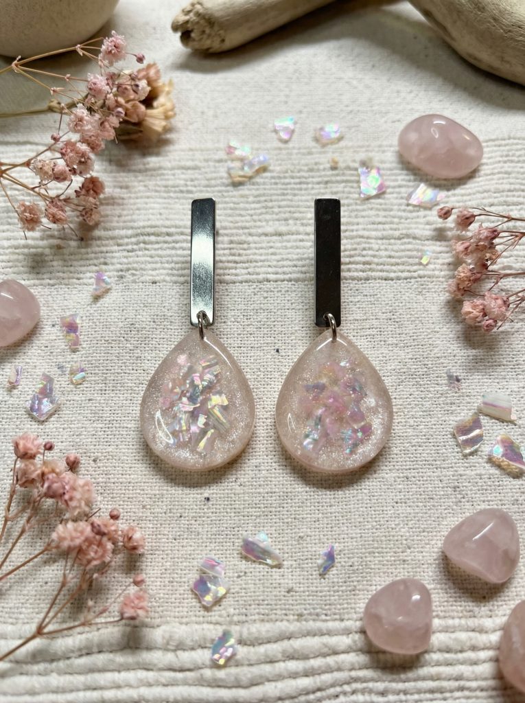 Handgemachte Hängeohrringe mit Ornament, Kunstvoller Schmuck