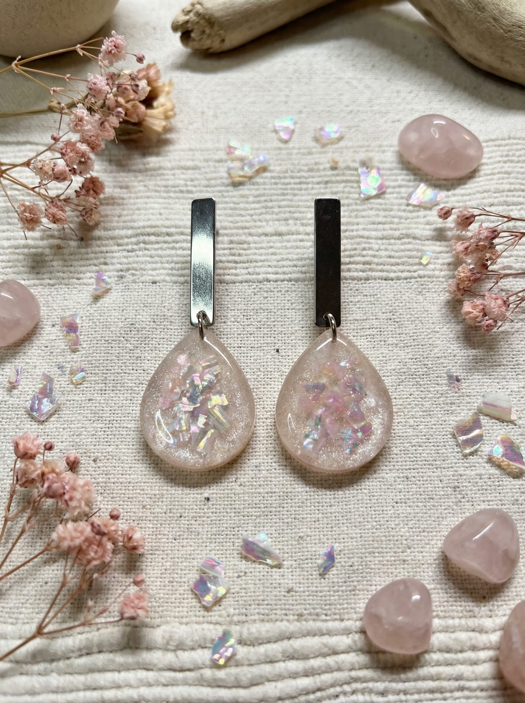 Handgemachte Hängeohrringe mit Ornament, Kunstvoller Schmuck