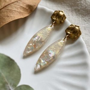 Handgemachte Resin Hängeohrringe, Artisan Schmuck, Schimmernde Flocken, Einzigartiges Geschenk, Moderner Boho Stil, Elegante Tropfenohrringe