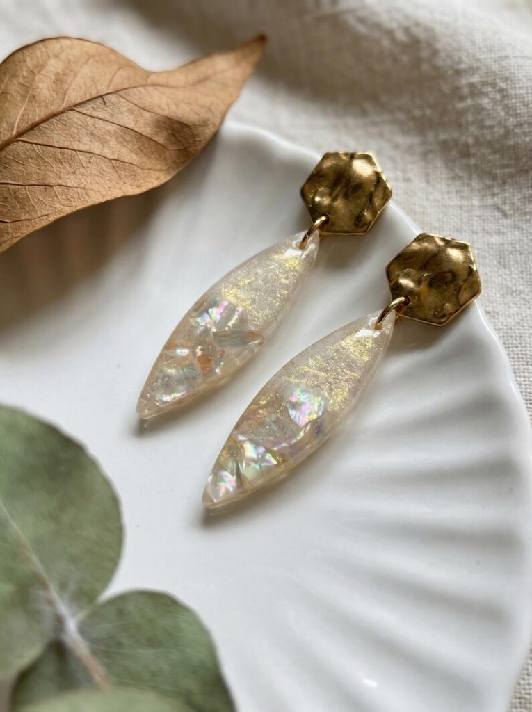 Handgemachte Resin Hängeohrringe, Artisan Schmuck, Schimmernde Flocken, Einzigartiges Geschenk, Moderner Boho Stil, Elegante Tropfenohrringe